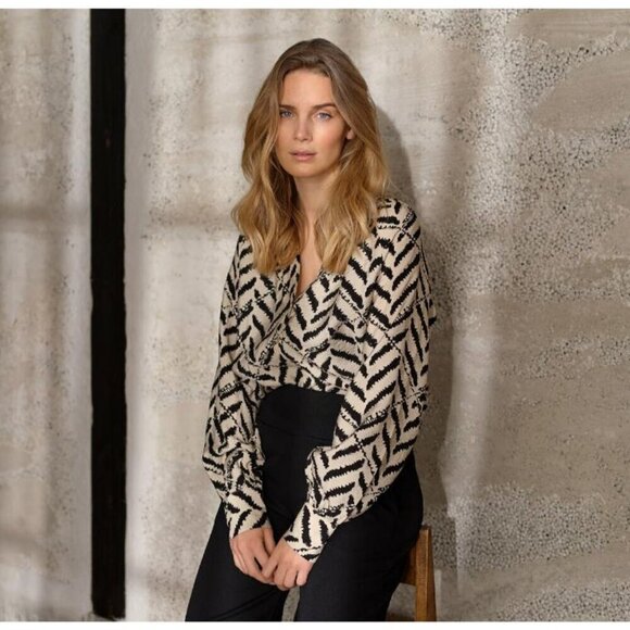 NWT SOYA CONCEPT Inarose Black & Cream Print Button Down Blouse - Picture 1 of 8